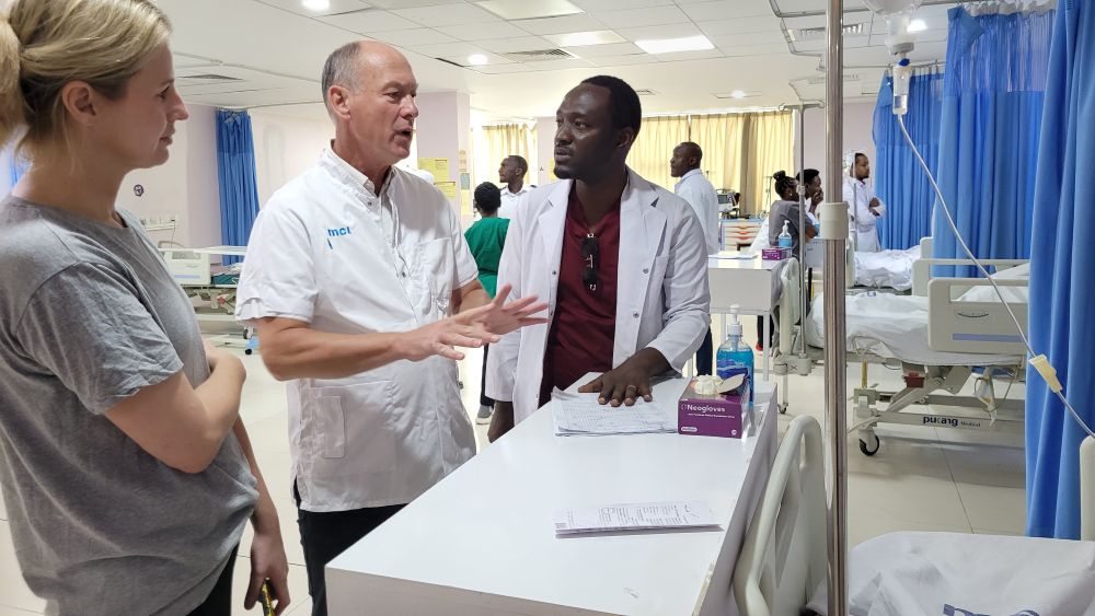 Kennis overdracht in het Benjamin Mkapa Hospital