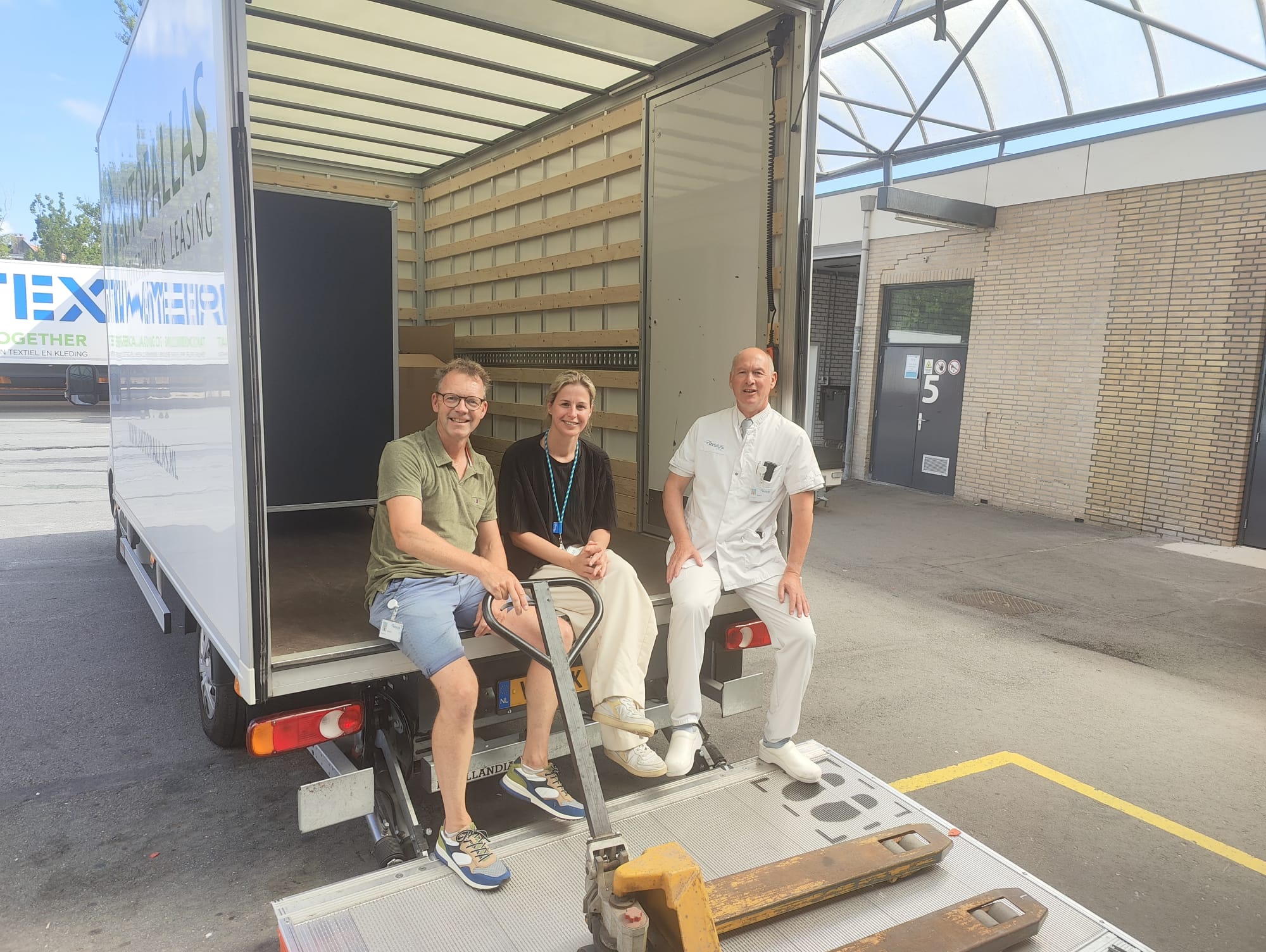 Juli 2025: Transport van medische apparatuur naar de container